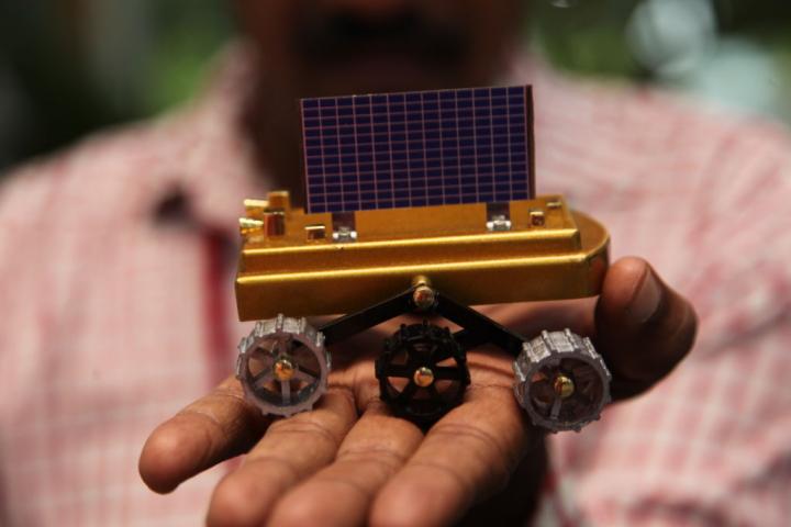 Reproducción a escala de la sonda Chandrayaan-3, que hace un mes alunizaba en el polo sur de la Luna.