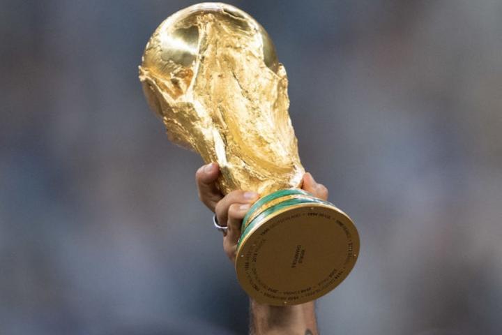 Un jugador de la selección de Argentina sostiene la copa del mundial ganado en Qatar.