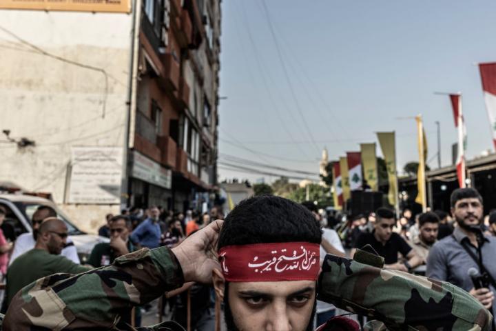 Un seguidor de Hezbolá en la celebración de un funeral en Líbano.
