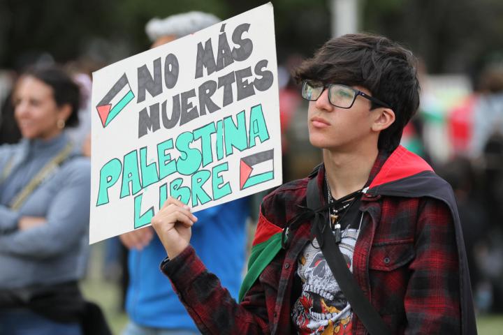 Asistentes a un concierto organizado en Chile para recaudar fondos para las víctimas de la Franja de Gaza.