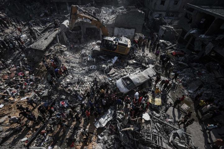 Foto aérea del cráter surgido del bombardeo israelí sobre el campamento de refugiados de Yabalia.