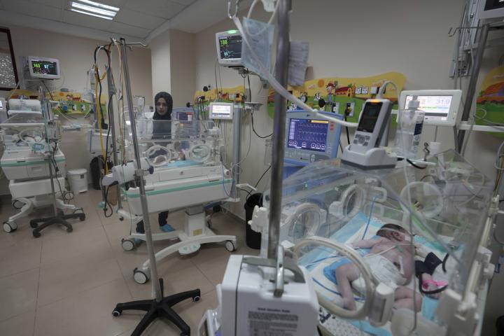 Sala de prematuros en uno de los pocos hospitales de Gaza que siguen operativos.