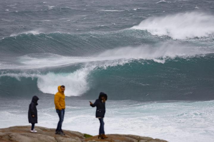 Turistas este miércoles, en Muxía (A Coruña), cuando se ha activado la alerta naranja en Galicia ante la llegada de la borrasca Ciarán.