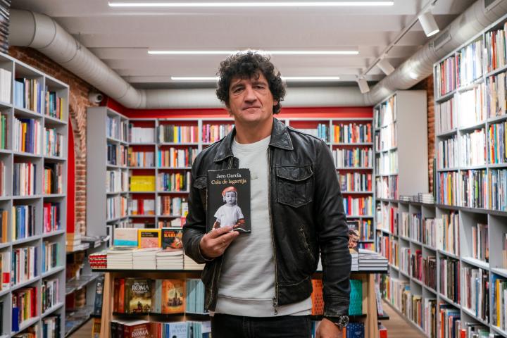 Jero García posa con su obra 'Cola de lagartija'