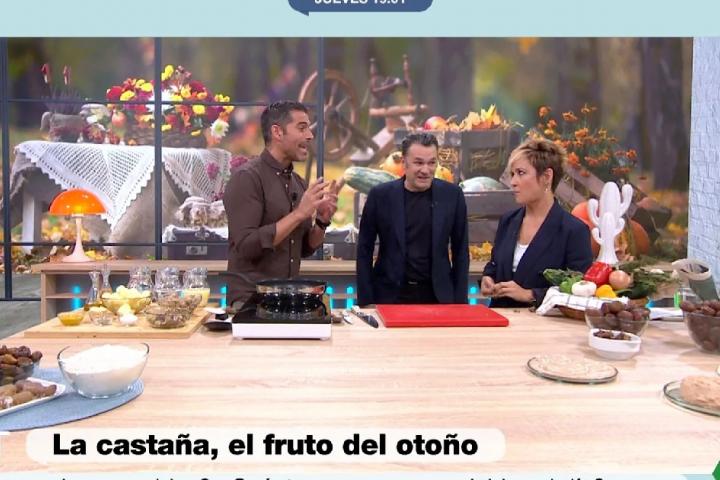 Pablo Ojeda junto a Iñaki López y Cristina Pardo hablando de los beneficios de las castañas