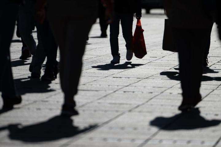 Personas paseando, en una imagen de archivo