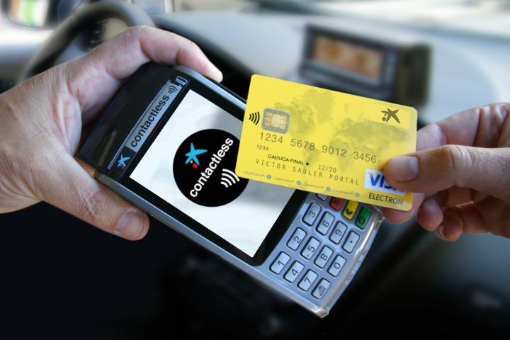 Una persona pagando con tarjeta con el sistema contactless