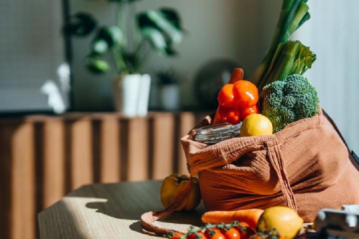 Bolsa de la compra repleta de vegetales