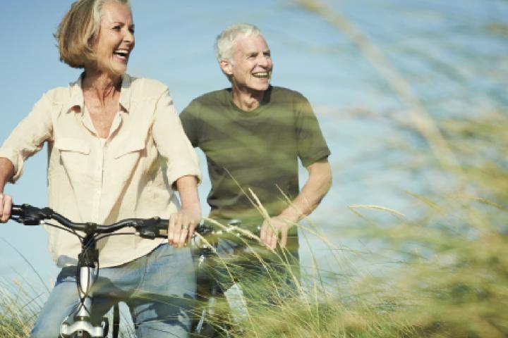 Dos jubilados en bicicleta
