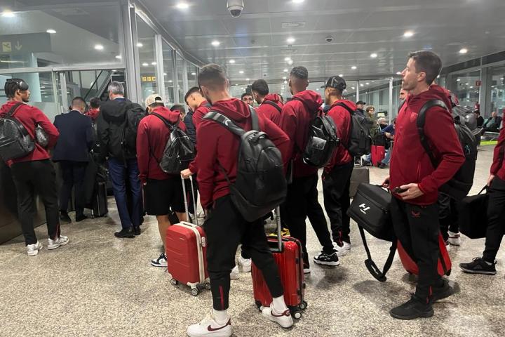 Los jugadores del Sevilla en el aeropuerto