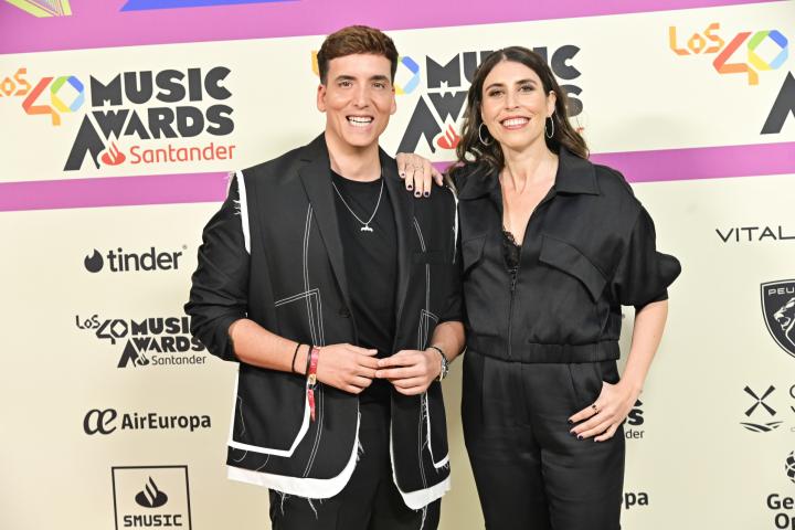 Xuso Jones y Ana Brito, conductores del podcast 'Poco se habla' en el photocall de Los 40 Music Awards 2023.