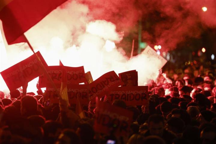Escena frente a la sede del PSOE en Ferraz este martes