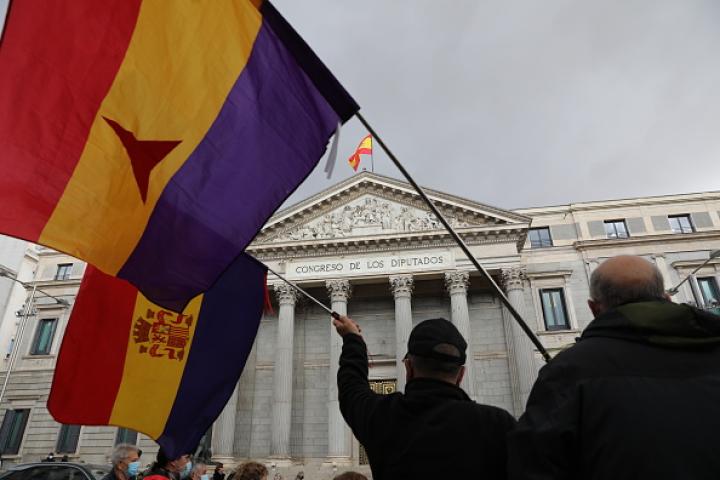 Imagen de archivo de una protesta de asociaciones en favor de la memoria histórica ante el Congreso. Un hombre sujeta una bandera republicana con la enseña de los Voluntarios de las Brigadas Internacionales.