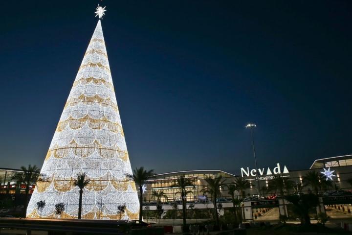 Uno de los árboles de Navidad más altos de Europa se instala en Granada.
