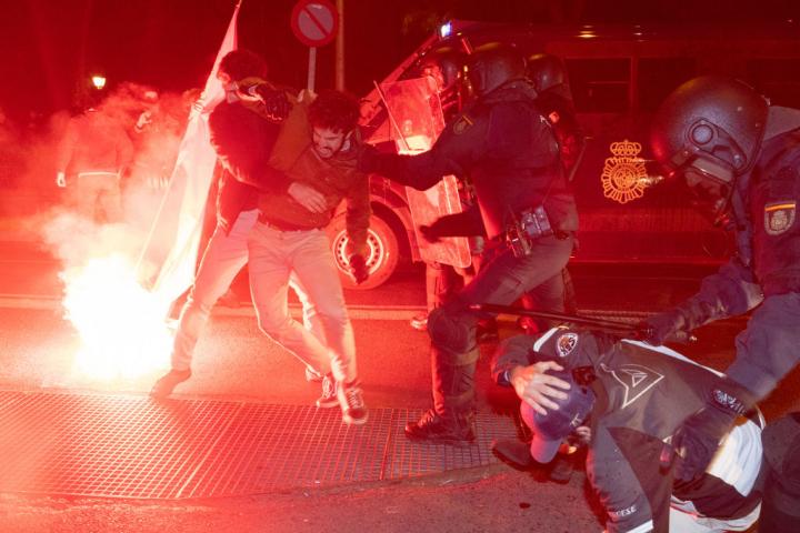Cargas policiales en la protesta contra la ley de amnistía en la sede del PSOE en Ferraz.