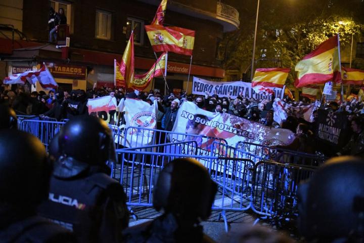 La Policía vigila la sede del PSOE en Ferraz por tercer día consecutivo