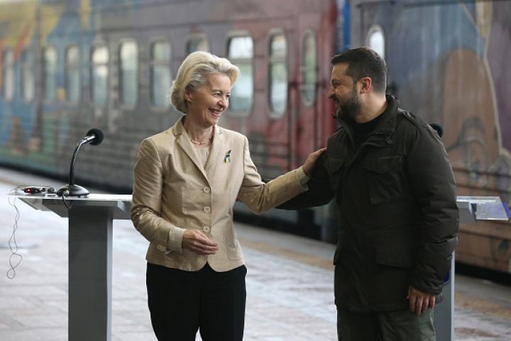 La presidenta de la Comisión Europea, Ursula von der Leyen, y el mandatario ucraniano, Volodímir Zelenski; en una imagen de archivo.
