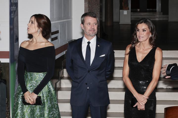 La reina Letizia, junto a Federico de Dinamarca y su mujer, Mary Donaldson, en una exposición de Sorolla este martes en Copenhague.