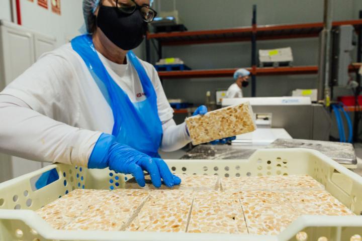 Trabajadores de una fábrica de turrón en el proceso de elaboración del dulce navideño.