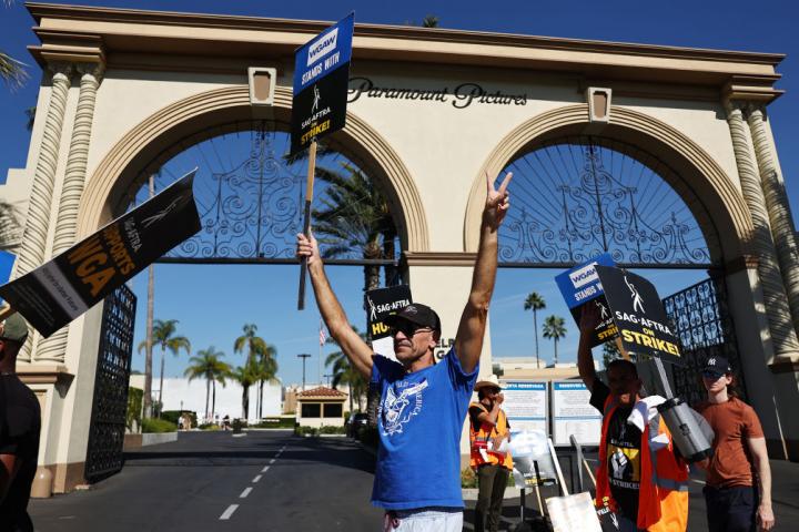 Participantes en uno de los piquetes de actores y actrices de Hollywood a las puertas de los Estudios Paramount.