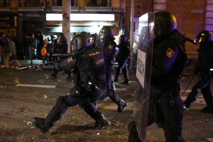 Policías respondiendo a los ataques de ultras en la manifestación de este jueves en Ferraz