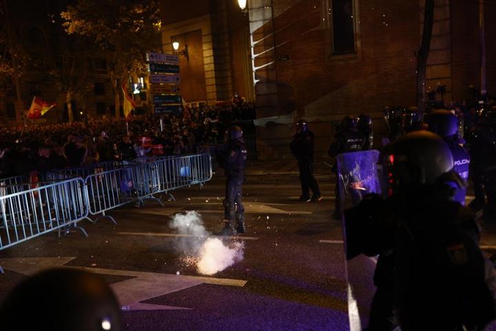 Policías y manifestantes en Ferraz
