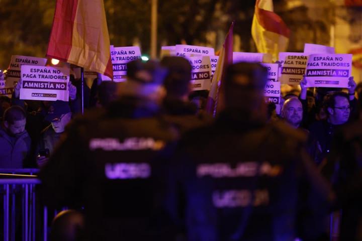 Varios policías vigilan la manifestación de este jueves 9 en las inmediaciones de Ferraz