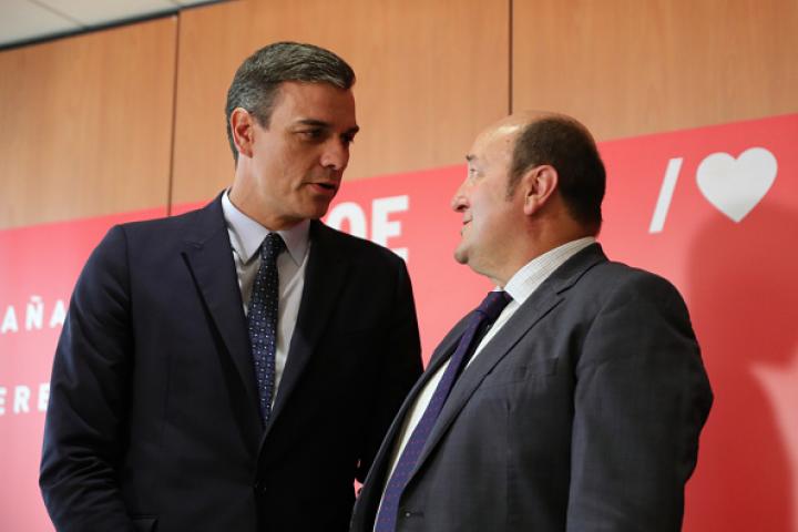 El presidente del Gobierno en funciones, Pedro Sánchez, y el líder del Partido Nacionalista Vasco, Andoni Ortuzar, en una imagen de archivo.