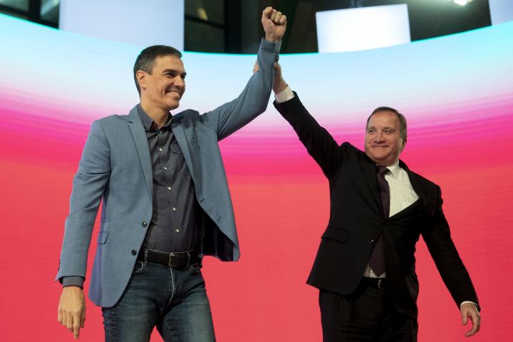 El lider del PSOE y presidente en funciones de España, Pedro Sánchez (i) con el presidente de los Socialistas Europeos Stefan Löfven