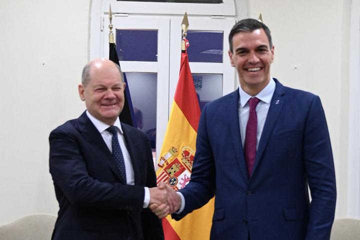 El presidente del Gobierno en funciones, Pedro Sánchez, y el canciller federal de Alemania, Olaf Scholz (i),.