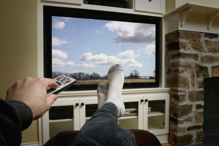 Una persona viendo la televisión.