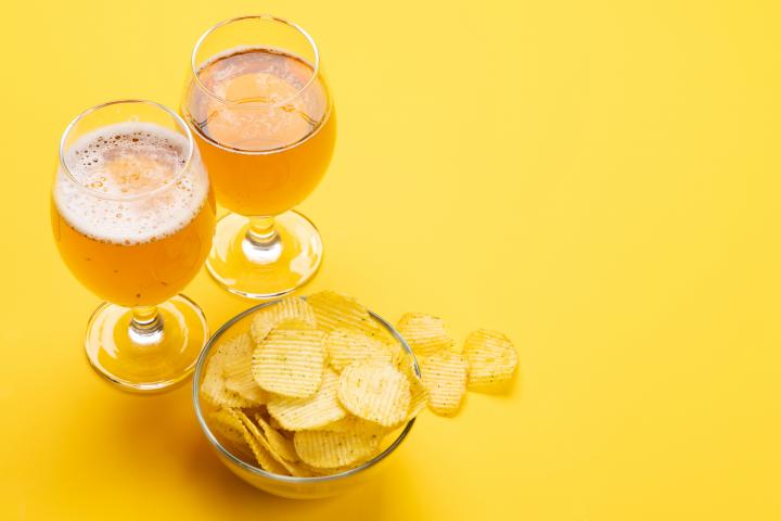 Dos cañas y un plato de patatas.