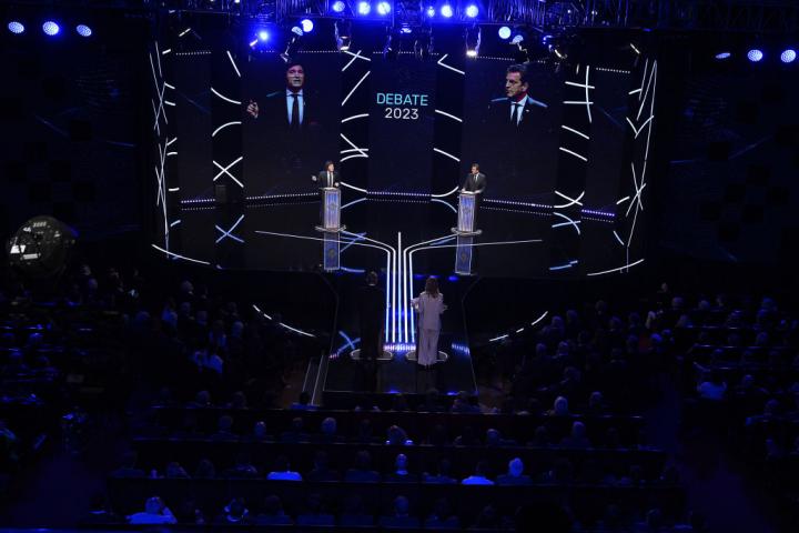 Los candidatos Javier Milei y Sergio Massa en el debate de las presidenciales en Argentina.