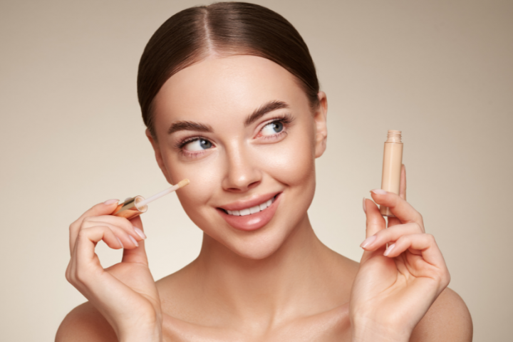 Los correctores de maquillaje son clave para eliminar la apariencia de ojeras y conseguir un rostro iluminado.