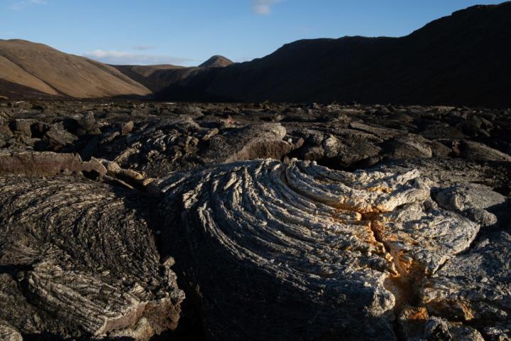 Río de lava formado en 2021 en la erupción del volcán Fagradalsfjall en Islandia.