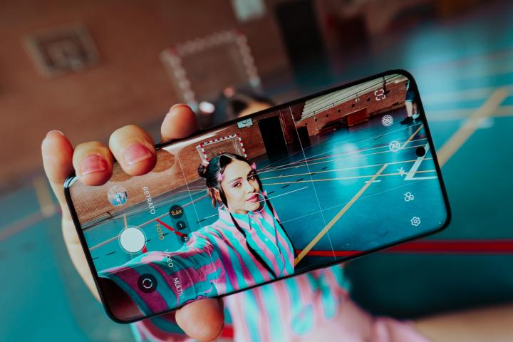 El HONOR 90 tiene tres cámaras: principal de 200 MP, una ultra gran angular y macro de 12 MP y una cámara de profundidad de 2 MP.