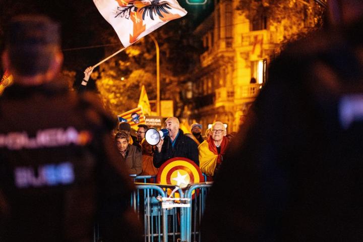 Manifestantes en la undécima noche de protestas contra la amnistía en Ferraz.