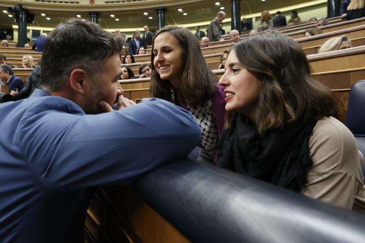 El portavoz de ERC, Gabriel Rufián, conversa con la ministra de Igualdad en funciones, Irene Montero.
