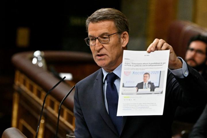 Feijóo muestra un documento a Sánchez durante el debate de investidura