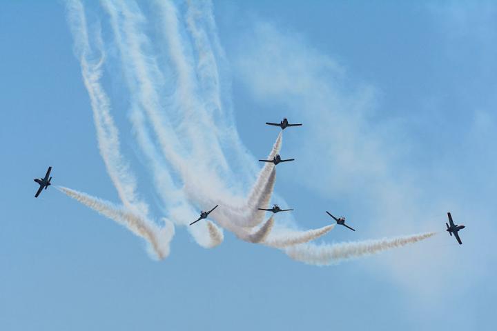 La Patrulla Águila en maniobras acrobáticas en la playa de Murcia.
