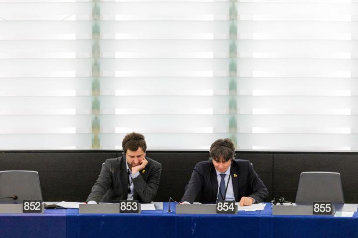 Los eurodiputados Toni Comin y Carles Puigdemont en un pleno del Parlamento Europeo.