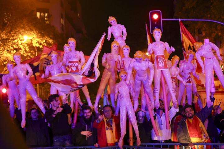 Los manifestantes corearon cánticos machistas en la undécima jornada de protestas en Ferraz como "no es una sede, es un puticlub" o "aquí están las ministras del PSOE", mientras portaban muñecas hinchables.