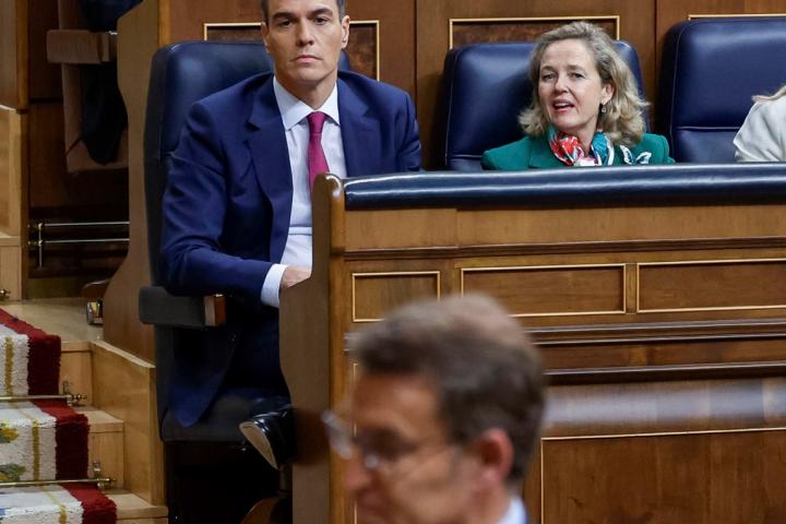 Pedro Sánchez, Nadia Calviño y, difuminado, Alberto Núñez Feijóo
