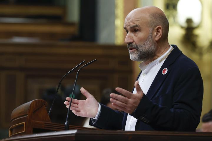 El portavoz del BNG, Néstor Rego, durante su intervención en el Congreso en la segunda jornada del debate de la investidura. este jueves en Madrid. El secretario general del PSOE, Pedro Sánchez, previsiblemente, logrará ser reelegido presidente del Gobierno tras superar la investidura con el apoyo de 179 diputados.