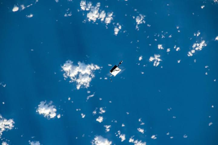 La bolsa de herramientas que se perdió en la Estación Espacial Internacional flotando en el espacio