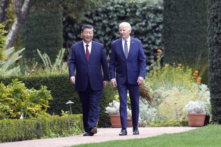 Los presidentes Joe Biden y Xi Jinping pasean por los jardines de la mansión de San Francisco en la que se han reunido.