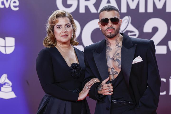 Rauw Alejandro y su madre, en los Latin Grammy.