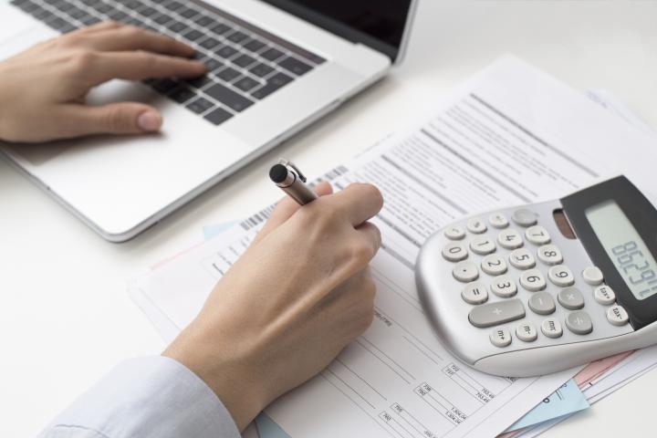 Una persona echando cuentas.