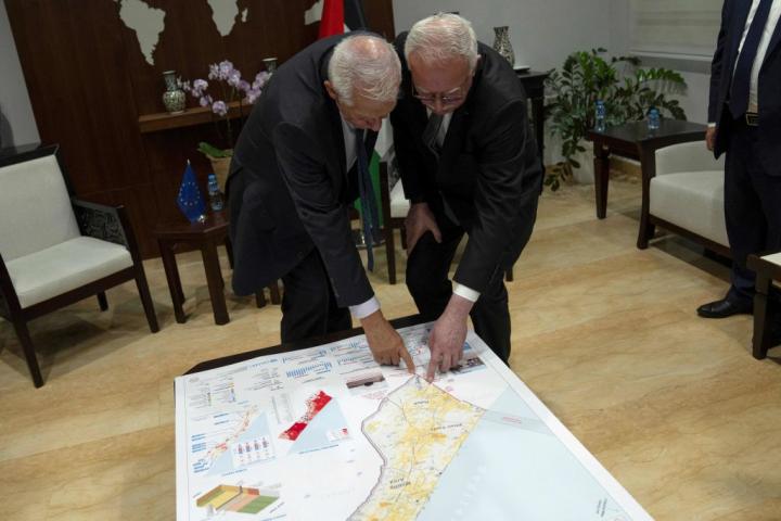 Borrell analiza un mapa de la zona junto al ministro de Exteriores palestino
