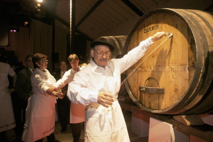 El artista Agustín Ibarrola, escanciando sidra en una imagen de archivo.